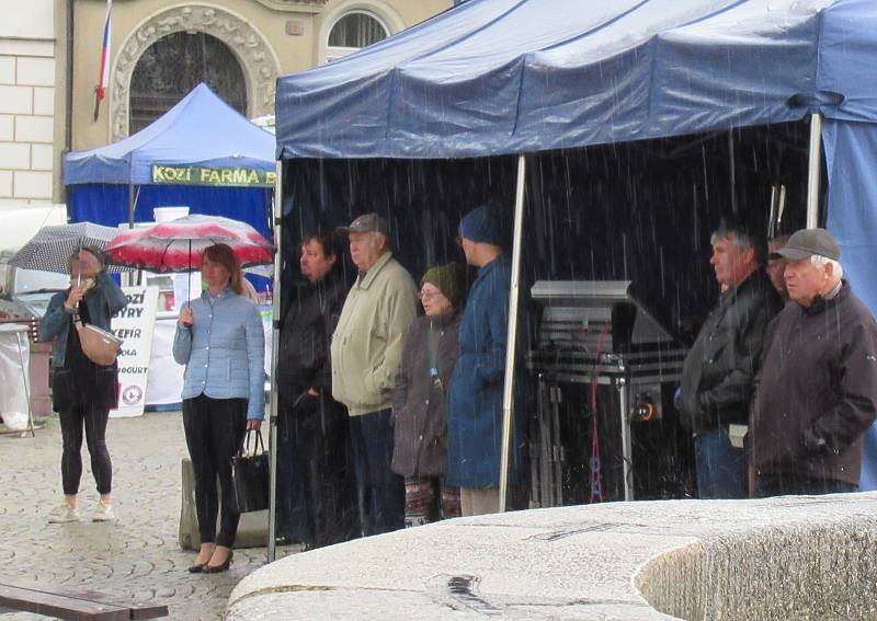 Počasí v sobotu 4. května neodradilo návštěvníky od návštěvy Žižkova náměstí a koncertu Keramičky.