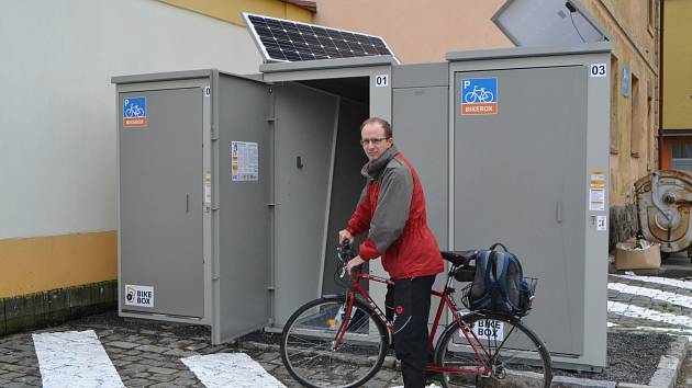 Cyklisté už mají v Táboře kam uložit svá kola.