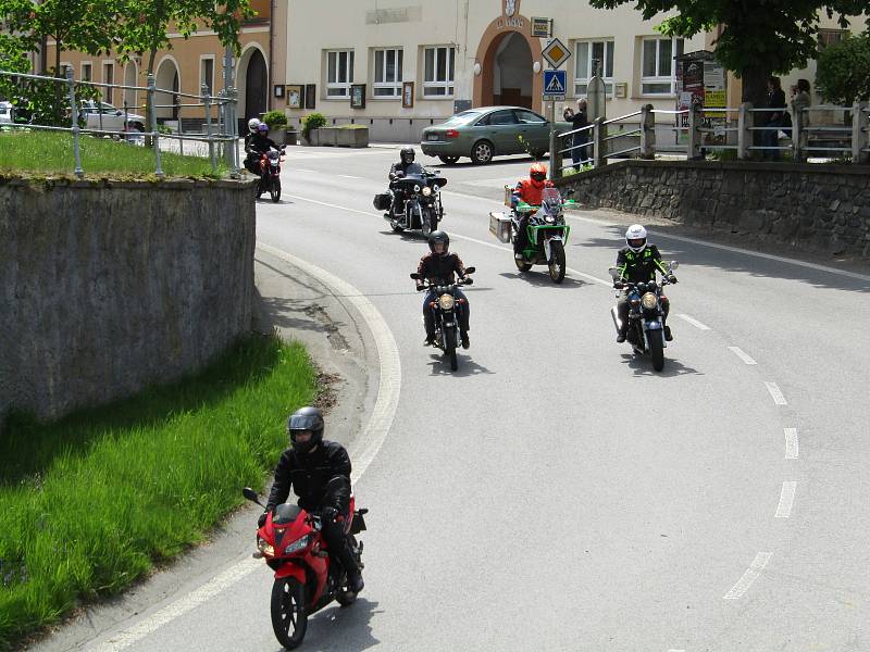 V pořadí 6. ročník Motorkářského požehnání v Chýnově se vydařil, hojné účasti přálo počasí a i atmosféra byla opět magická.