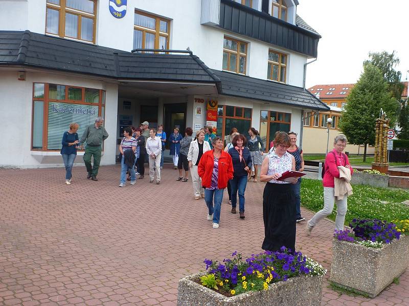 Program začal v knihovně prohlídkou výstavy z činnosti Klubu Plánských Dam a pokračoval přednáškou Mgr. Jakuba Rychtara o strávnících středověku. Poté byli účastníci pozváni na historicko-kulinářskou procházku a knihovnice měly pro každou ze sedmi zastáve