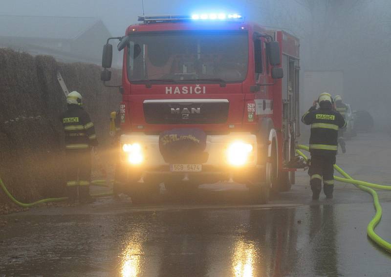 Druhý stupeň požárního poplachu byl vyhlášen v pátek odpoledne při požáru v Choustníku. Na místě zasahovali profesionálové ze Soběslavi a Tábora a dobrovolní hasiči z Plané nad Lužnicí, Choustníku, Tučap, Chýnova a Deštné.