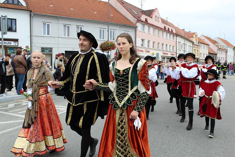 Soběslavští v sobotu přivítali Viléma z Rožmberka a jeho novou manželku.