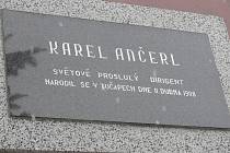 Pamětní deska Karla Ančerla na budově obecního úřadu.