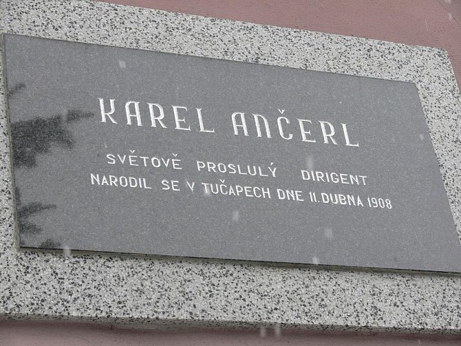 Pamětní deska Karla Ančerla na budově obecního úřadu.