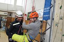 V úterý se u táborských profesionálního hasičů konala jihočeská soutěž v lezení po stěně. Zúčastnilo se jí 30 hasičů z celého kraje.