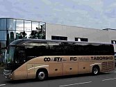 Luxusní autobus pro fotbalisty. 