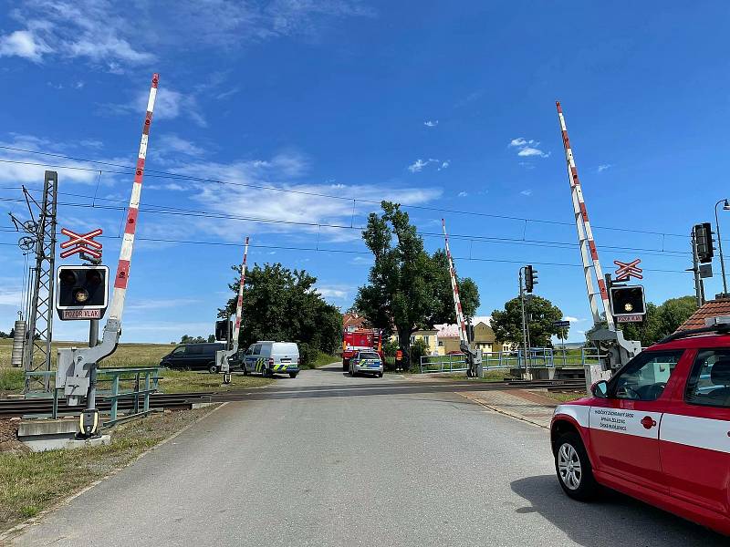 Srážka vlaku s chodcem v Táboře zastavila provoz na trati. Na místě zasahovali záchranáři, vážně zraněného muže transportoval vrtulník do českobudějovické nemocnice.