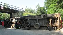 Při tragické nehodě kamionu u Chýnova zemřeli dva lidé.