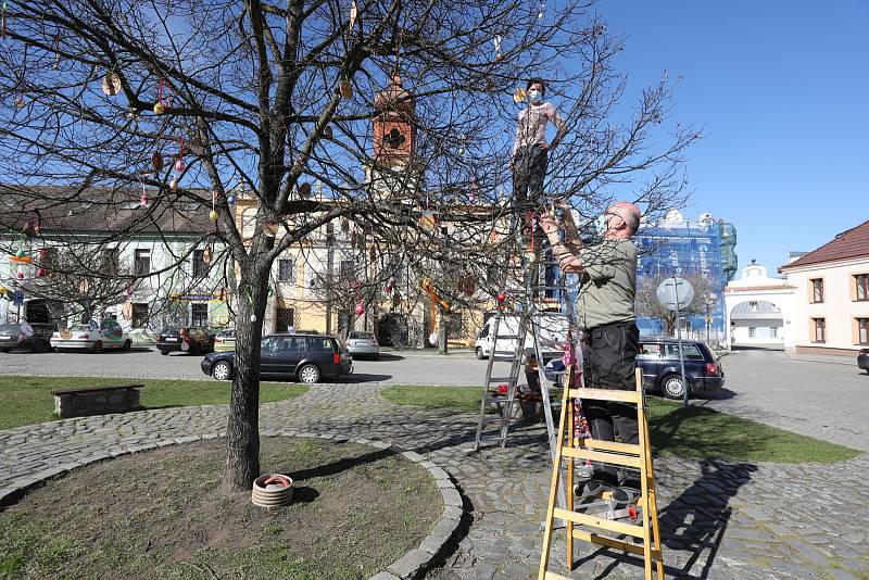 Ve Veselí nazdobili lidé na náměstí T. G. Masaryka lípu. Velikonoční výzdobu si užívají i děti.