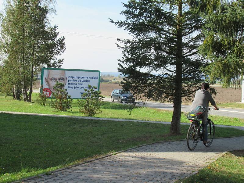 Ve Veselí nad Lužnicí na Budějovické ulici na sídlišti U Zastávky někdo poničil předvolební billboard s hejtmankou.