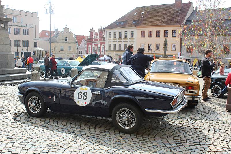 Z Tábora v sobotu dopoledne vyrazila rallye veteránů Spring Classic.