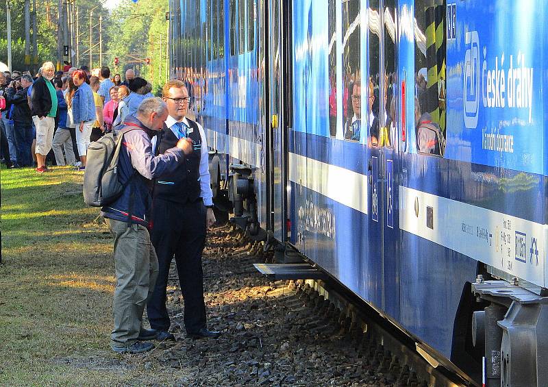 Z Roudné na Táborsku v pátek 2. října v 9.12 hodin odjel poslední vlak. Řada lidí se přišla rozloučit se stanicí, která letos oslavila 80. výročí od svého vzniku.