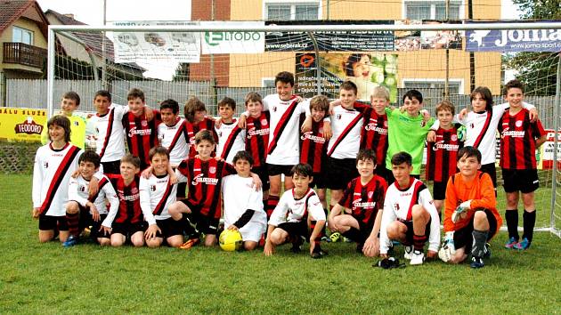 Společný snímek hráčů Fotbalové akademie Meteoru Tábor a italského ASC Atletico Torino.