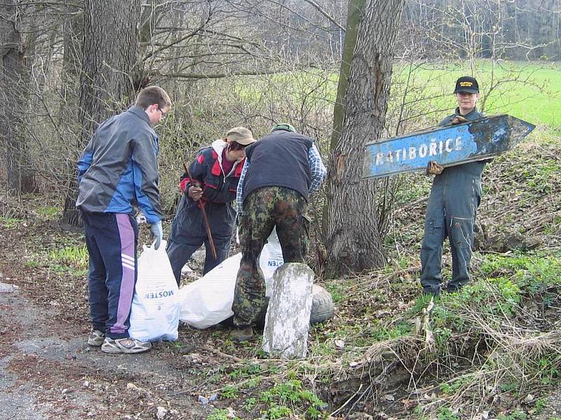 Cyklisté na brigádě při úklidu příkopů. 