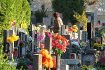 O předdušičkovém víkendu na hřbitovy napříč krajem proudí davy lidí. Na snímcích Chýnov a Tábor.