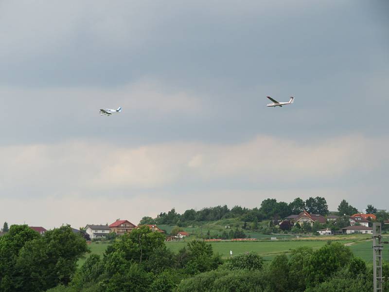 Seskoky nad Aeroklubem a letištěm Tábor v sobotu 12. června.