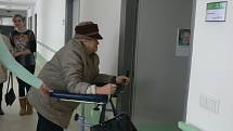 Stěhování seniorů do nového domova v Bechyni.