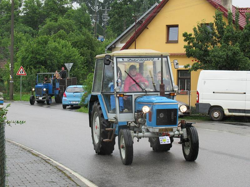 Traktoriáda v Sedlečku u Soběslavi se konala v sobotu 20. června navzdory počasí.