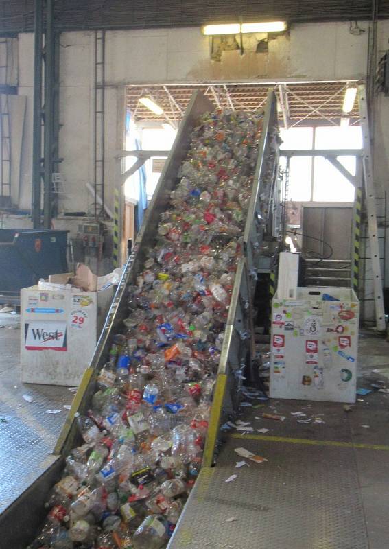 V objektu třídičky pracuje 16 zaměstnanců, jedná se o řidiče manipulační techniky, obsluhu lisu a pracovníky třídící linky, jejichž hlavním úkolem je dotřídění plastového odpadu.