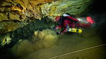 Potápěči v akci při výzkumu zatopené části jeskyně.