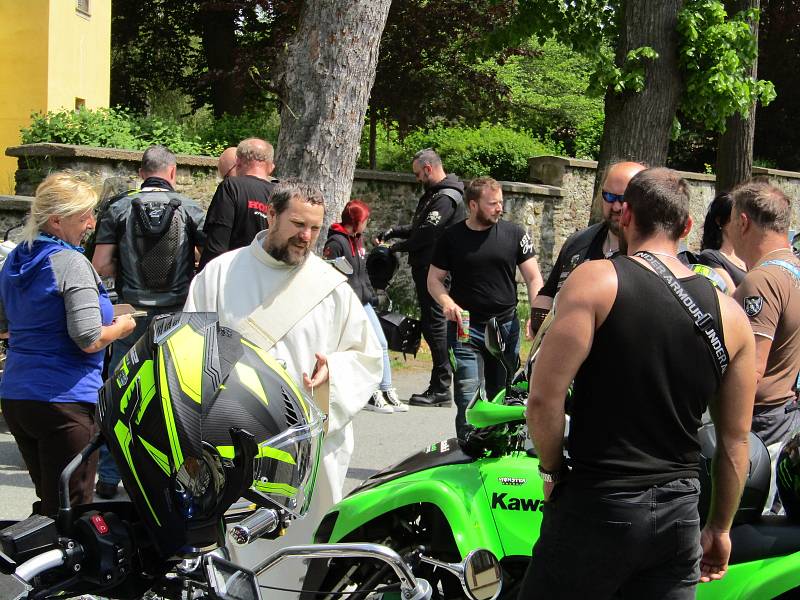 V pořadí 6. ročník Motorkářského požehnání v Chýnově se vydařil, hojné účasti přálo počasí a i atmosféra byla opět magická.