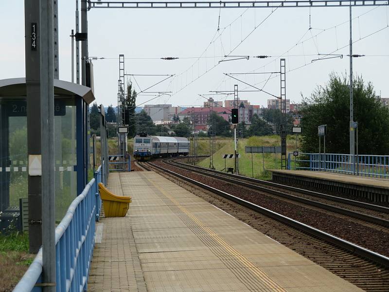 Na nástupišti strážníci muže nenalezli, proto propátrávali okolí a našli jej až na druhém konci nástupiště, v kolejišti.