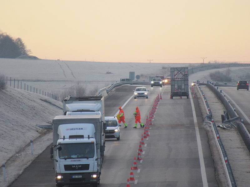 V pondělí 6. ledna byl po 18. hodině obnoven provoz na D3 u Doubí u Tábora po nehodě nákladního a osobního vozidla. Projíždět s opatrností lze pouze pravými pruhy v obou směrech kvůli poškozeným svodidlům.