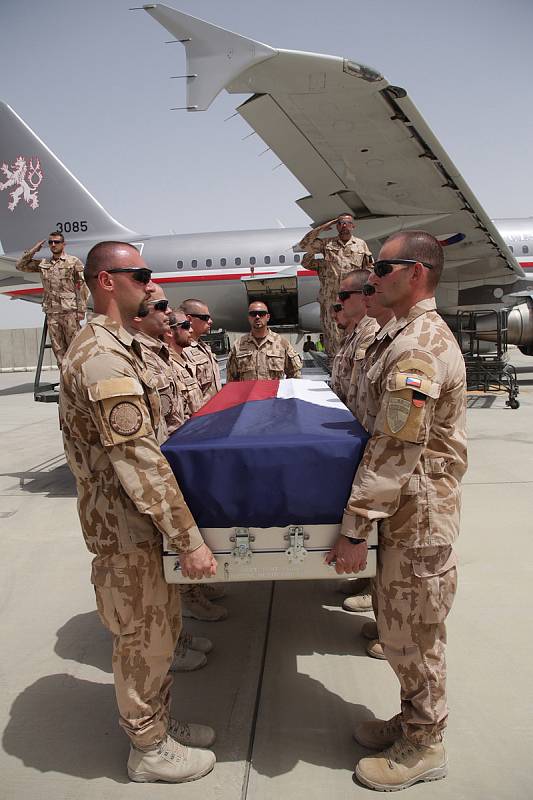 Loučení s padlými vojáky na letišti Bagrám v Afghánistánu (2018).