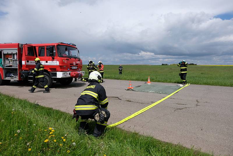 Na letišti Tábor - Všechov se uskutečnilo taktické cvičení, jehož námětem byla dopravní nehoda na dálnici D3, při které se střetla cisterna s osobním automobilem.