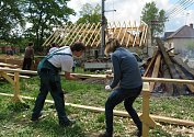 V sobotu 29. května asi dvě desítky lidí pomáhaly s obnovou historického mlýna v Jistebnici.