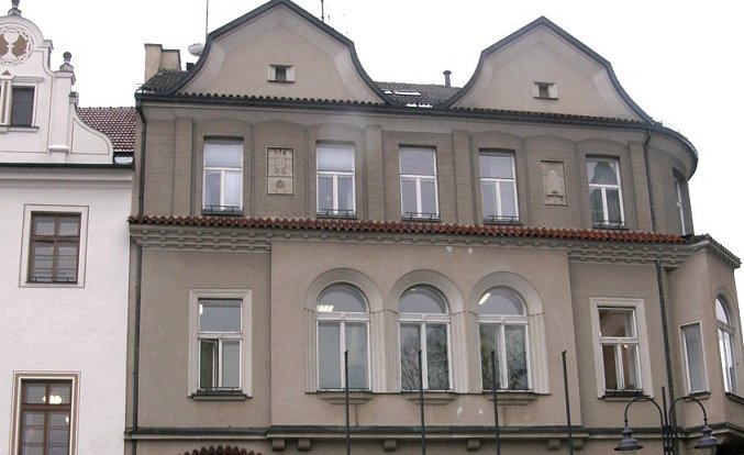 Okna táborské radnice. 