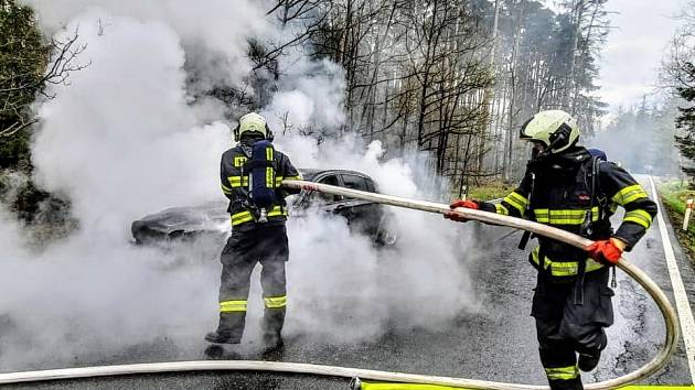 Osobní auto značky BMW v době příjezdu hasičů hořelo v plném rozsahu.
