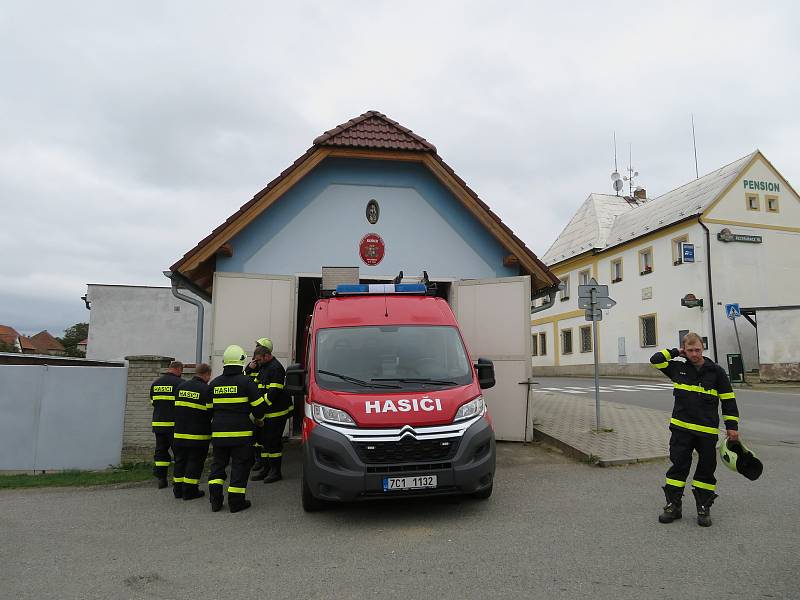 K uctění památky dvou dobrovolných hasičů z Koryčan nastoupila v neděli 19. září v poledne i jednotka Sboru dobrovolných hasičů v Košicích na Táborsku.