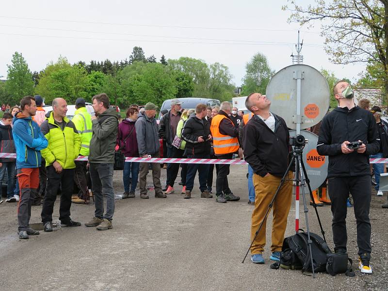 Téměř 40 let starý komín střelmistři přesně nasměrovali do lůžka z připravené suti. Vzniklá drť se použije dále jako stavební materiál.