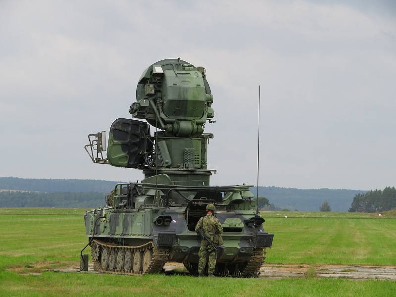 Protiletadlový raketový pluk Strakonice a civilní zálohy cvičily na bechyňské základně vedení boje se vzdušným protivníkem včetně zásahu proti demonstrantům útočícím na jejich techniku.