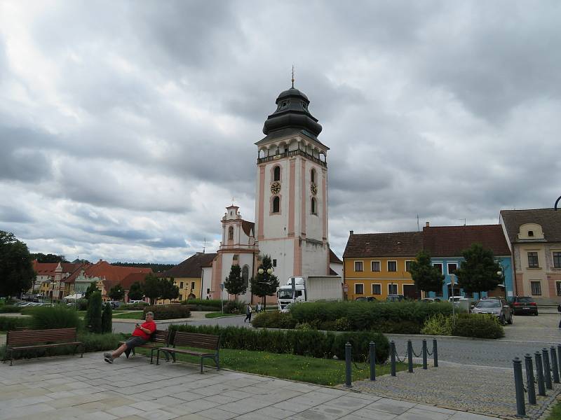 Zámeckou zahradu v Bechyni do konce září zdobí extravagantní díla známého českého sochaře Davida Černého.