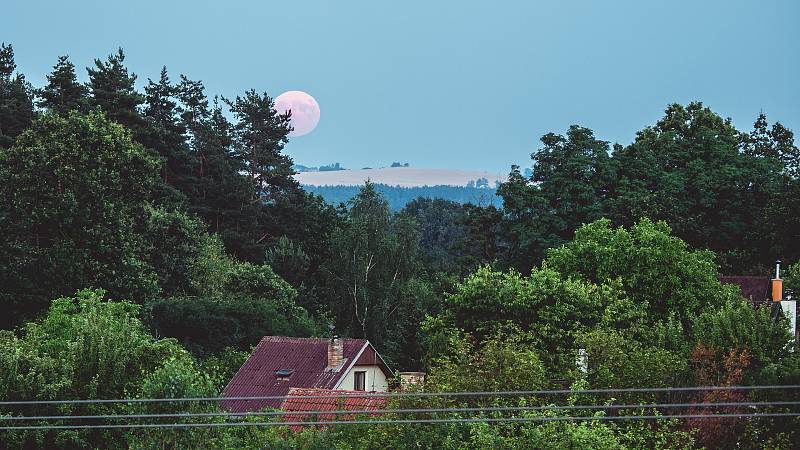 Od dětství ho lákal vesmír, a tak si postavil vlastní hvězdárnu, v které dokonce bydlí na kopci Svákov v Soběslavi.