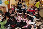 Ve čtvrtek odpoledne se v táborském klubu pro děti a mládež BejVák konala oslava 25 let založení Cheironu. Dorazil na ni i zpěvák Tomáš Klus.