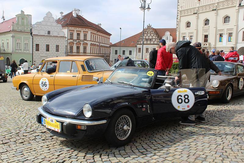 Z Tábora v sobotu dopoledne vyrazila rallye veteránů Spring Classic.