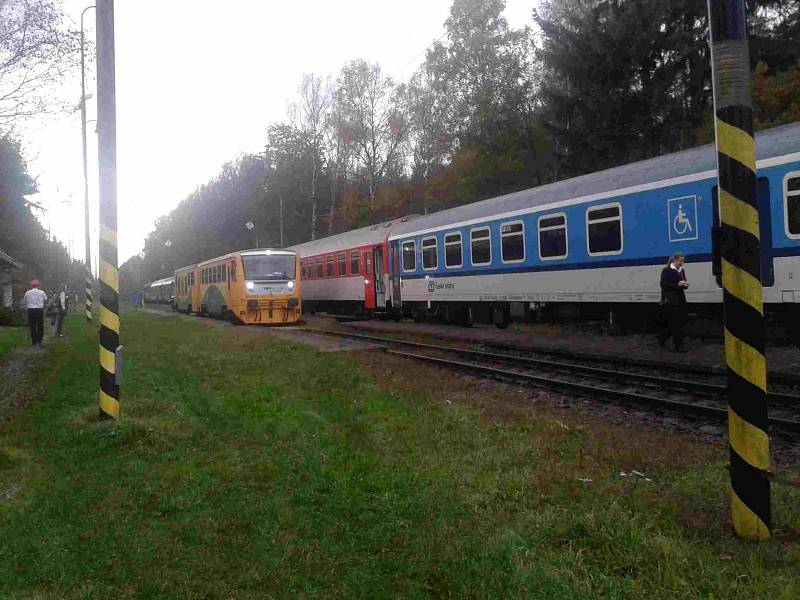 V Roudné se zastavil osobní vlak i rychlík. 