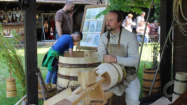 Festival středověkých řemesel opět přilákal na hrad Šelmberk stovky návštěvníků.