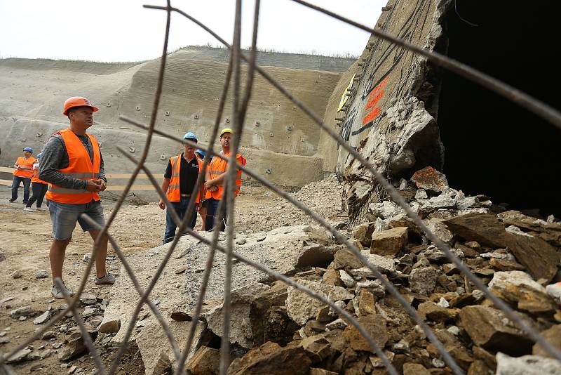 Slavnostní dorážka tunelu se v Mezně na Benešovsku konala v pátek 14. srpna. Akce se zúčastnil i místopředseda vlády České republiky, ministr průmyslu a obchodu a ministr dopravy v jedné osobě, Karel Havlíček.