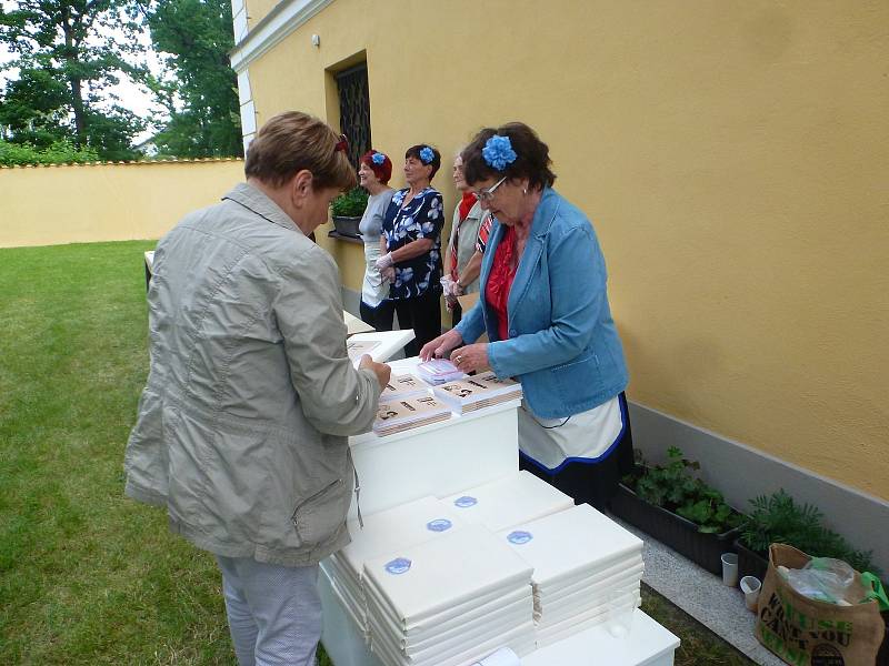 Program začal v knihovně prohlídkou výstavy z činnosti Klubu Plánských Dam a pokračoval přednáškou Mgr. Jakuba Rychtara o strávnících středověku. Poté byli účastníci pozváni na historicko-kulinářskou procházku a knihovnice měly pro každou ze sedmi zastáve