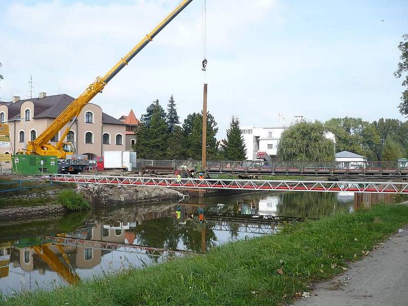 Most přes Lužnici je stržen.