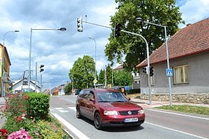 V Táboře-Čekanicích v Průběžné ulici je od pondělí nový semafor. Na ostrý provoz přejde v září.