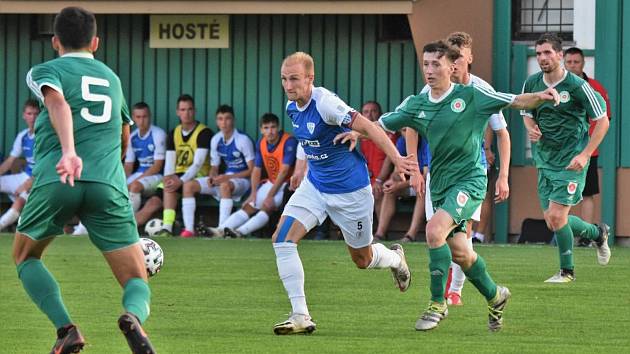 Miloš Kopečný (v modrém) debutoval v dresu Táborska při pohárovém duelu v Sedlčanech.