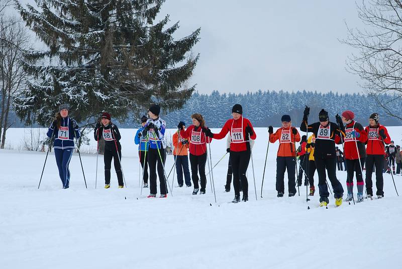 ZÁVOD. Na trať amatérského běžkařského závodu se postavilo přes 120 lyžařů