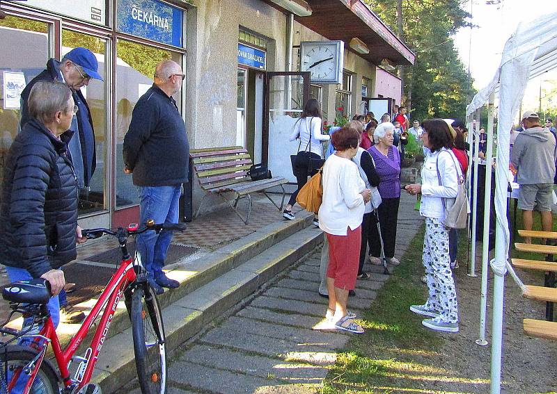 Z Roudné na Táborsku v pátek 2. října v 9.12 hodin odjel poslední vlak. Řada lidí se přišla rozloučit se stanicí, která letos oslavila 80. výročí od svého vzniku.