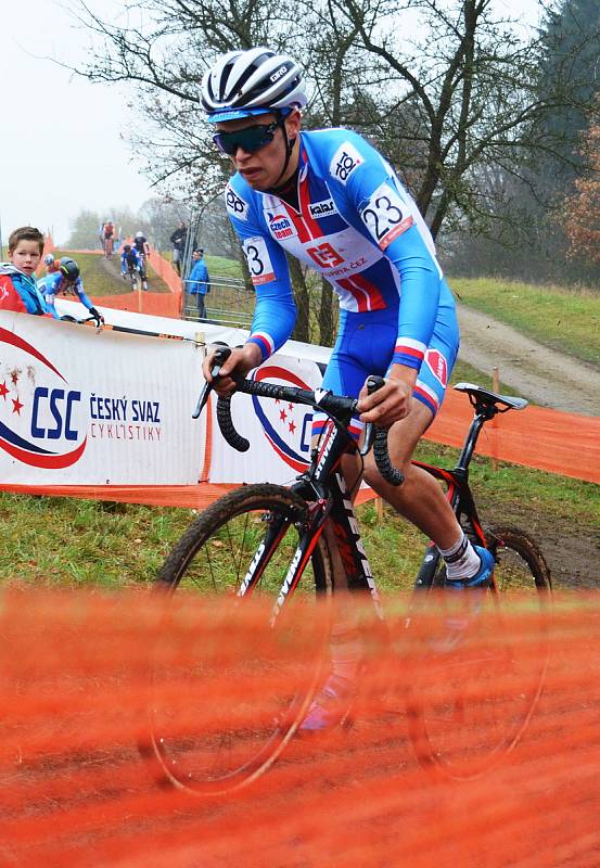 Evropský šampionát cyklokrosařů v Táboře. Závod juniorů. Vyhrál Švýcar Loris Rouiller, pro stříbro si dojel Tomáš Kopecký (černá helma, číslo 16 a kolo Colnago). Jakub Ťoupalík (bílá helma, číslo 23 a kolo Stevens) dojel na 18. pozici.