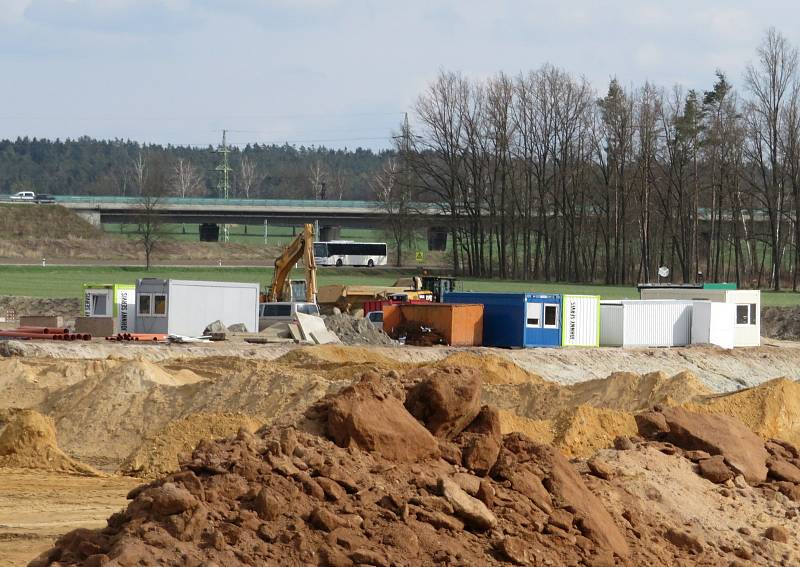 Českomoravský štěrk v lokalitě U Sloupu mezi Veselím nad Lužnicím a Dráchovem buduje pískovnu, která nahradí vytěžený povrchový lom v Plané nad Lužnicí.